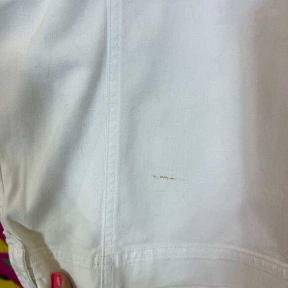 Gloria Vanderbilt White Bermudas, Size 14. Minor stains, should wash out. - Picture 2 of 7